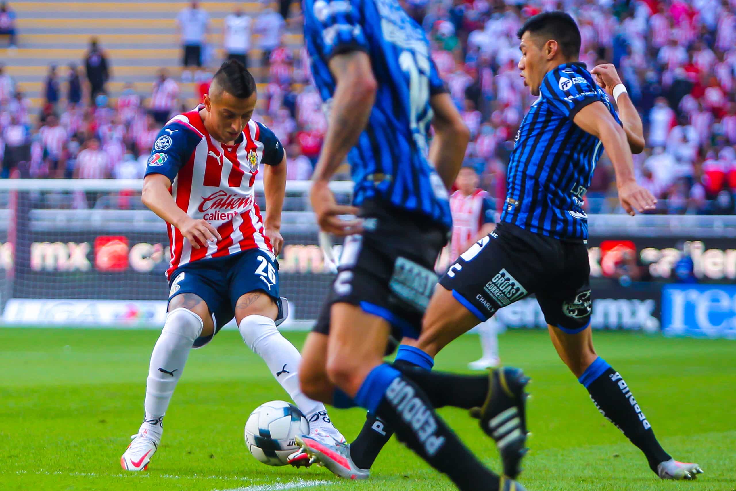Piojo Alvarado birlando a los defensas del Querétaro