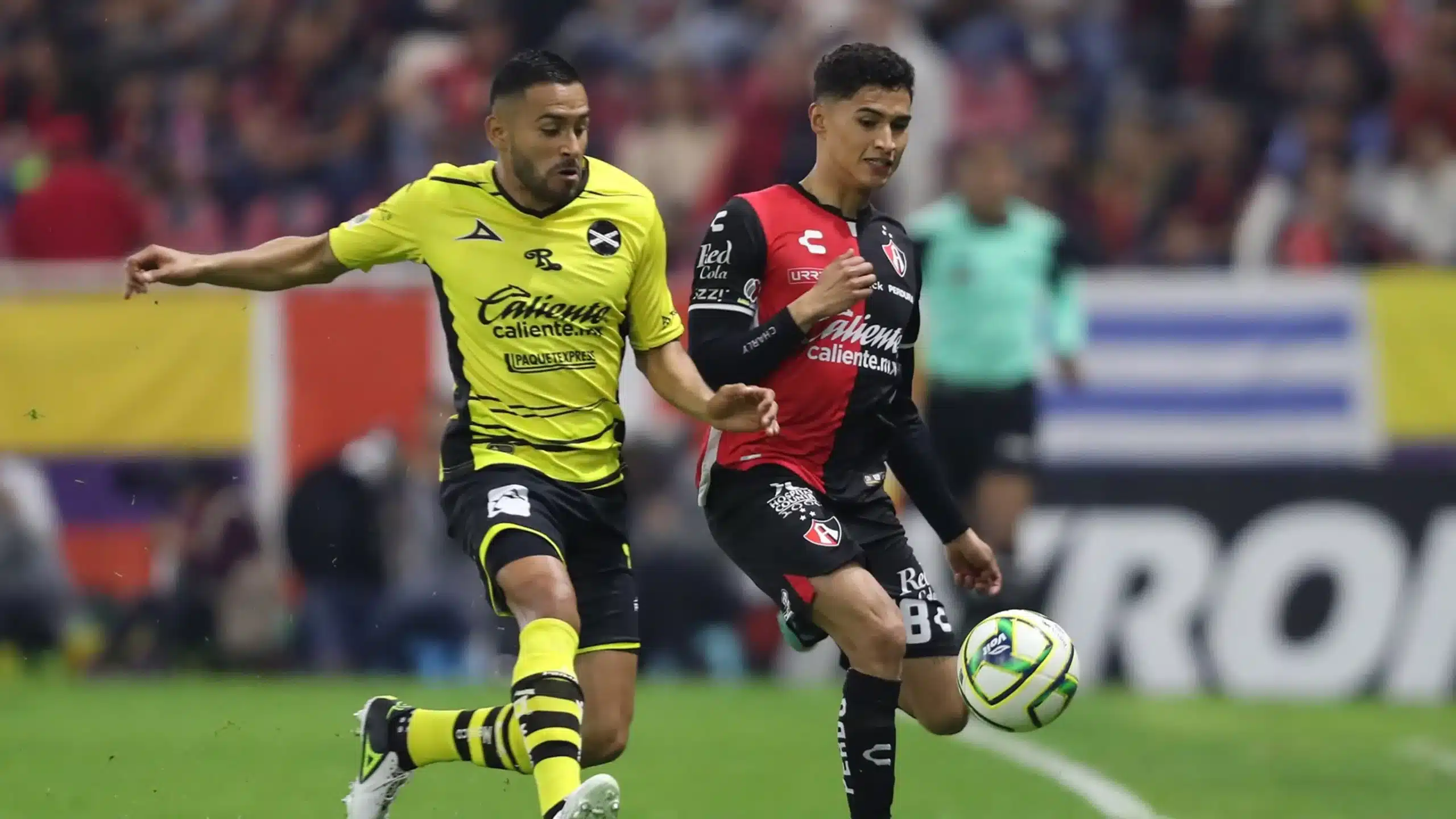 Jugadores peleando por el balón