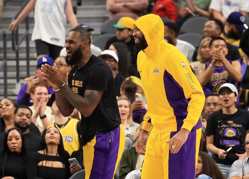 LEBRON JAMES Y ANTHONY DAVIS ANIMAN A SU EQUIPO DESDE LA BANCA