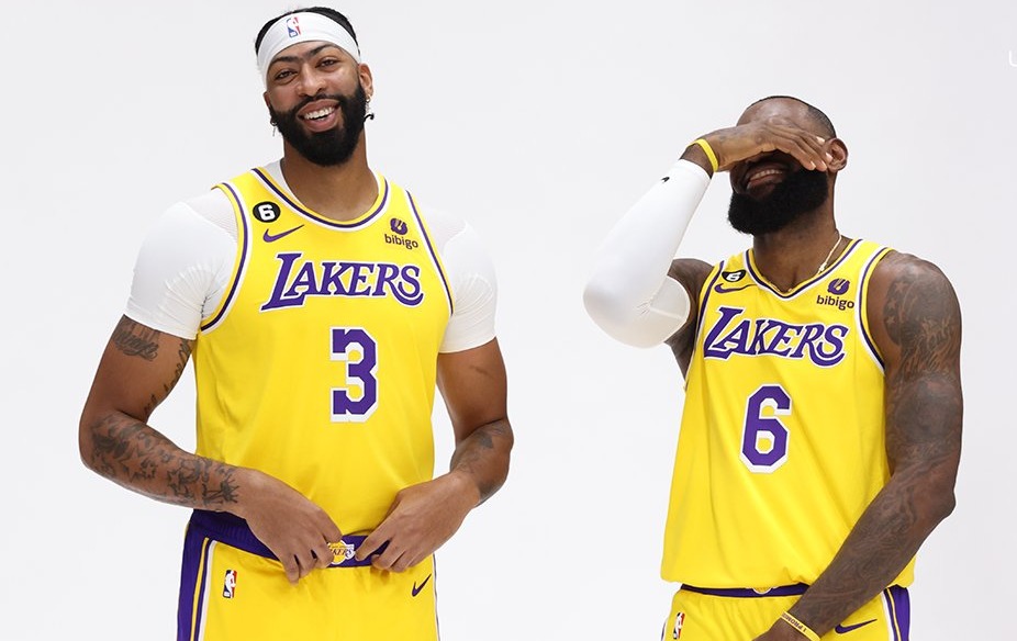 ANTHONY DAVIS Y LEBRON JAMES DURANTE EL DÍA DE MEDIOS