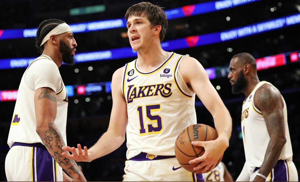 JUGADORES DE LAKERS EN UN PARTIDO ANTE DENVER