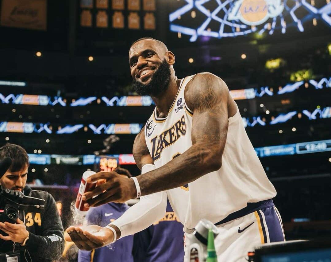 LEBRON JAMES DE LOS LAKERS PREVIO A UN JUEGO