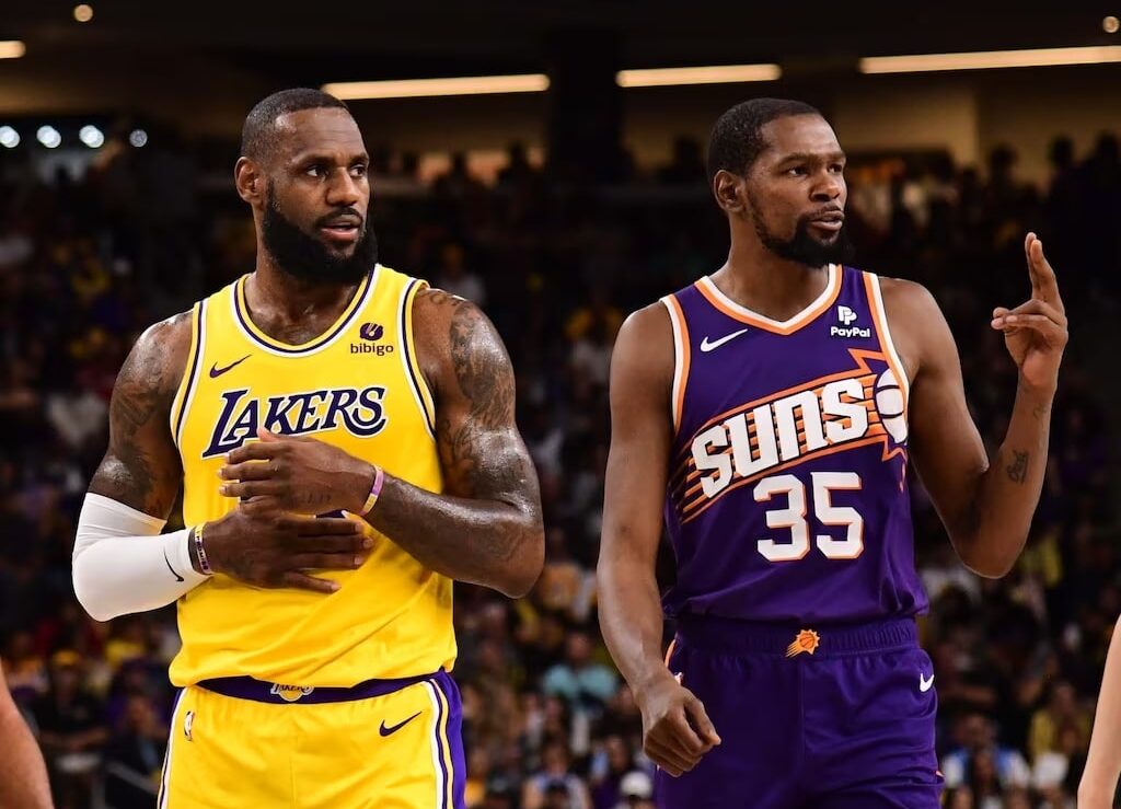 LEBRON JAMES DE LAKERS Y KEVIN DURANT DE LOS SUNS DURANTE UN JUEGO DE PRETEMPORADA DE LA NBA