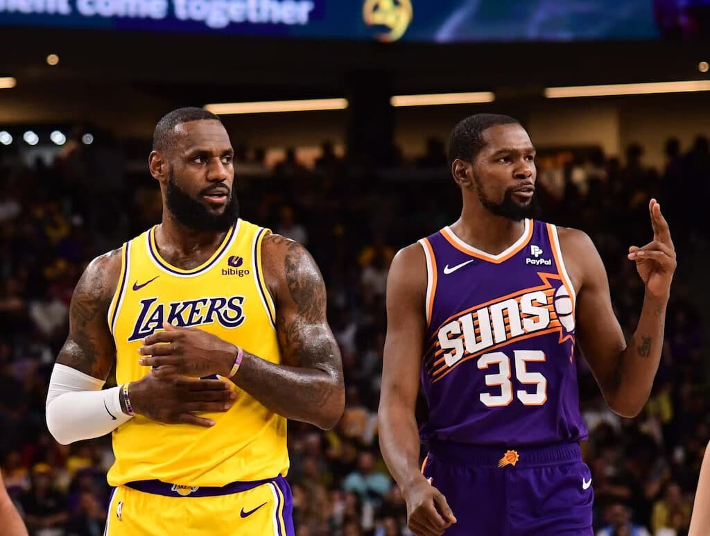 LEBRON JAMES (IZQUIERDA) DE LAKERS Y KEVIN DURANT (DERECHA) DE SUNS
