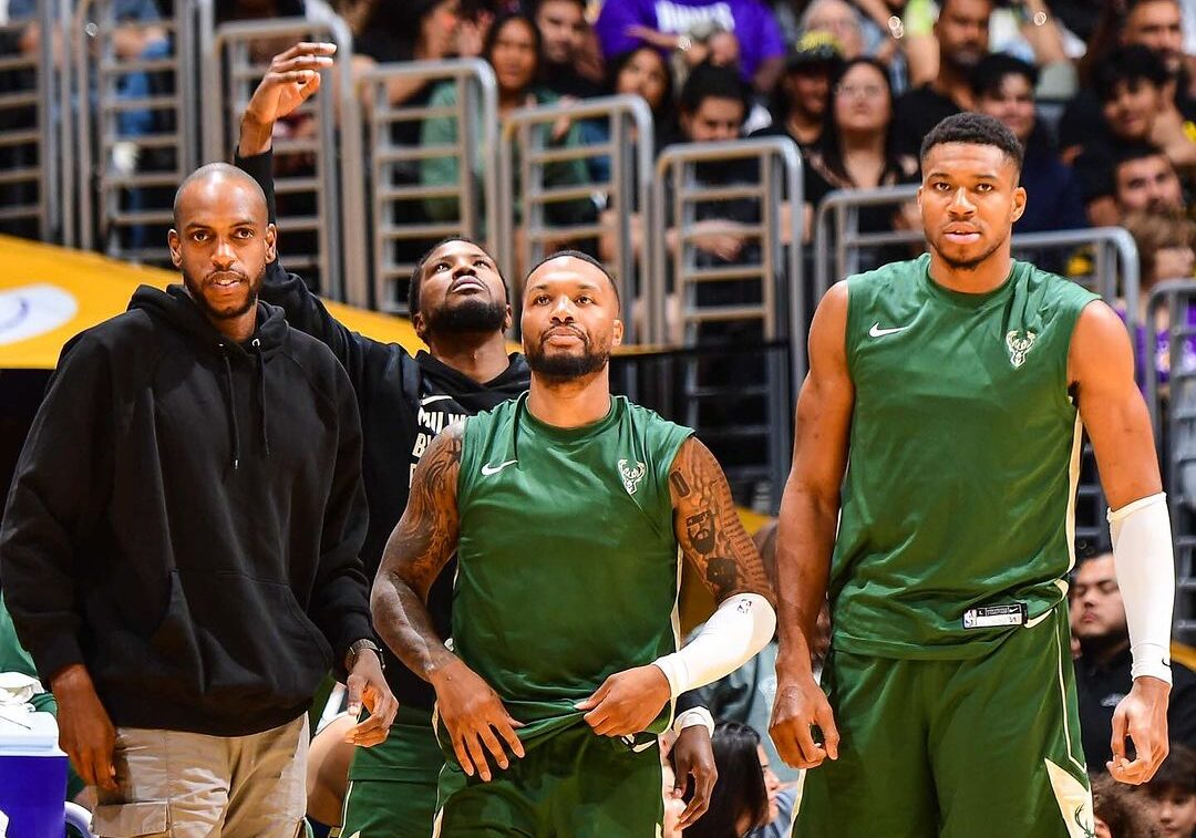 DE IZQUIERDA A DERECHA, KHRIS MIDDLETON, DAMIAN LILLARD Y GIANNIS ANTETOKOUNMPO DE LOS MILWAUKEE BUCKS