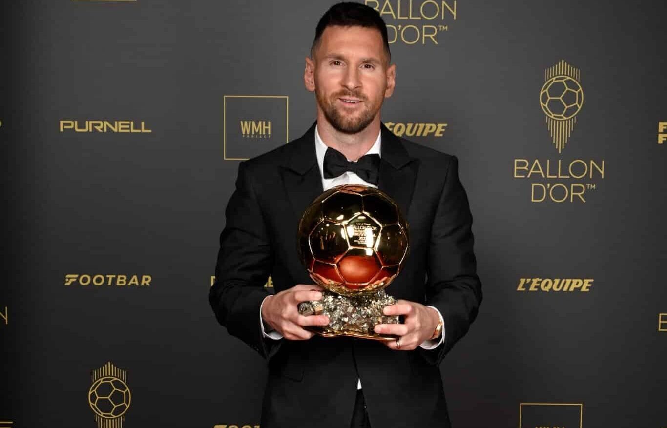 LIONEL MESSI POSA CON SU OCTAVO BALÓN DE ORO