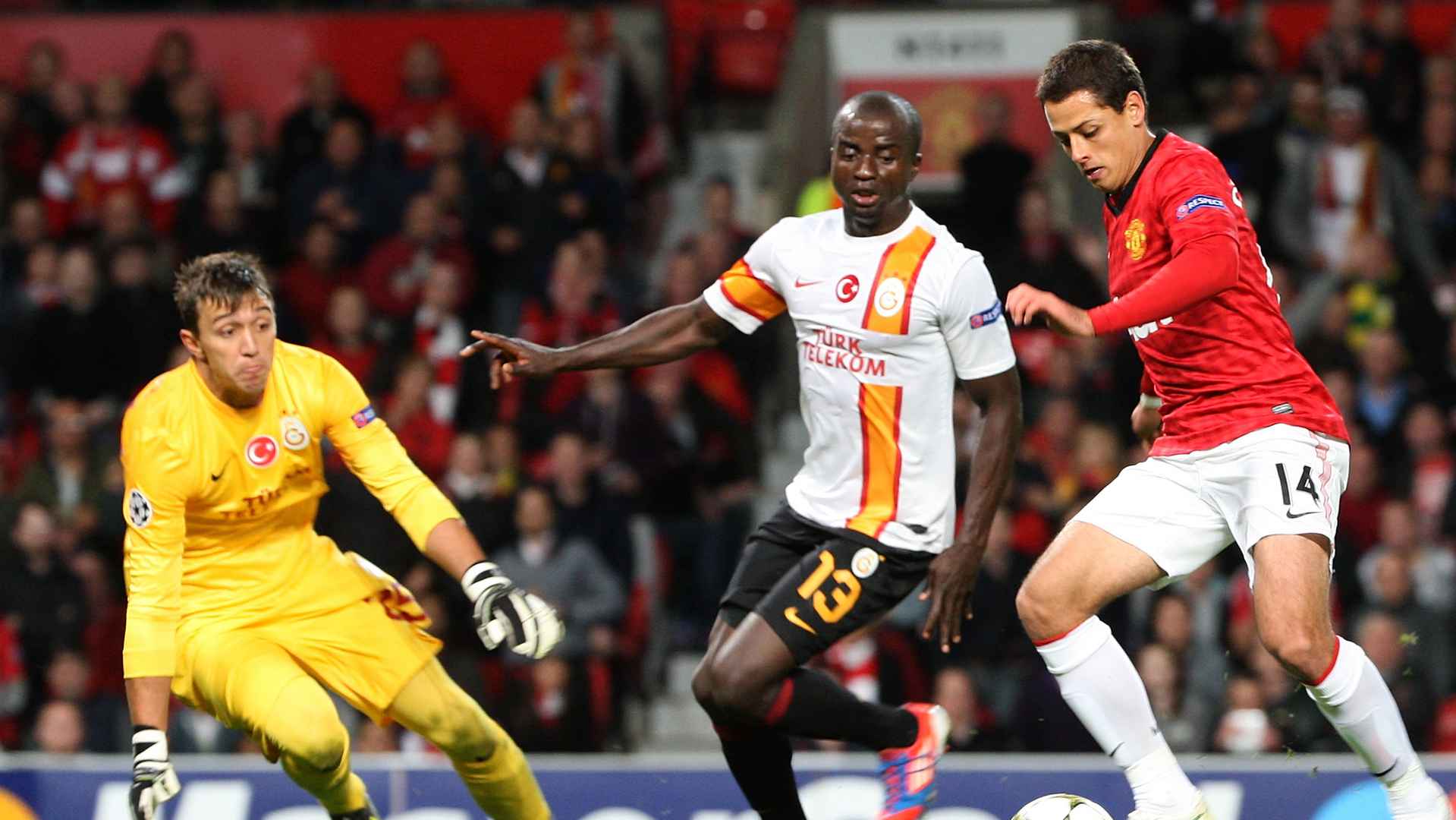 Chicharito definiendo ante Muslera