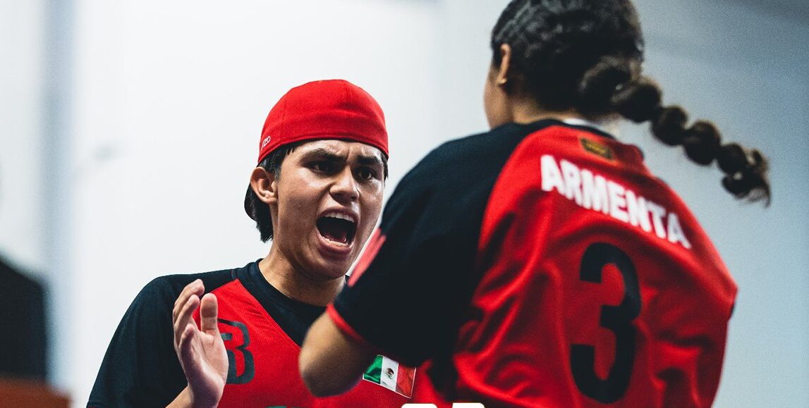 JUGADORES MEXICANOS FESTEJANDO EN UN PARTIDO EN EL MUNDIAL DE BEISBOL 5