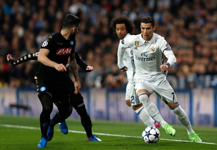 Ronaldo gambeteando a la defensa del Napoli