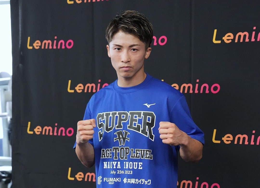 NAOYA INOUE POSA PARA LA FOTOGRAFÍA