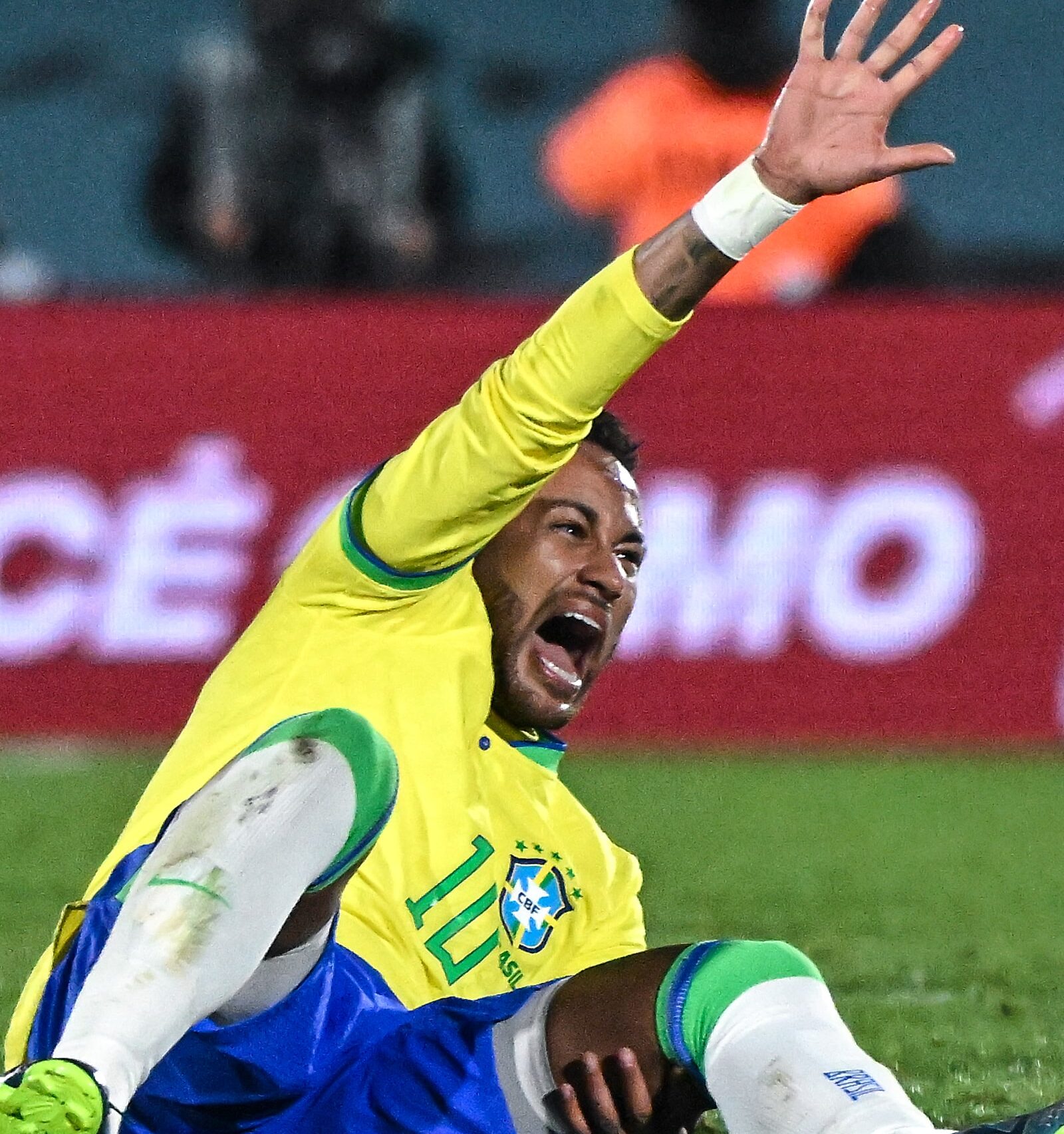 NEYMAR JR SE DUELE TRAS SUFRIR GRAVE LESIÓN DE RODILLA