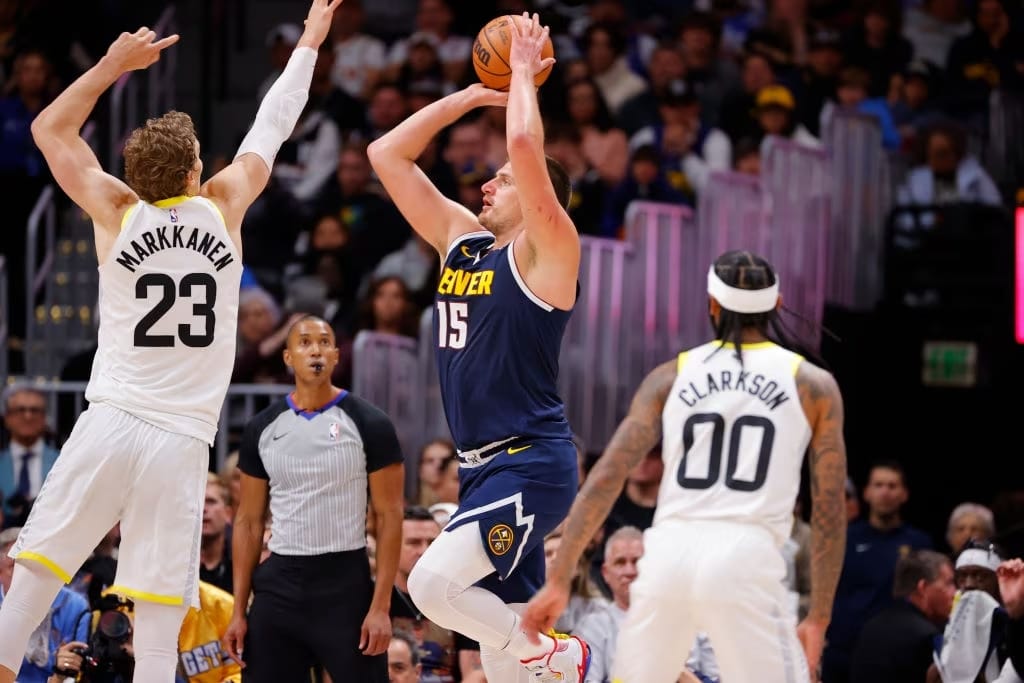 NIKOLA JOKIC HACE UN LANZAMIENTO DURANTE EL TRIUNFO DE DENVER SOBRE UTAH