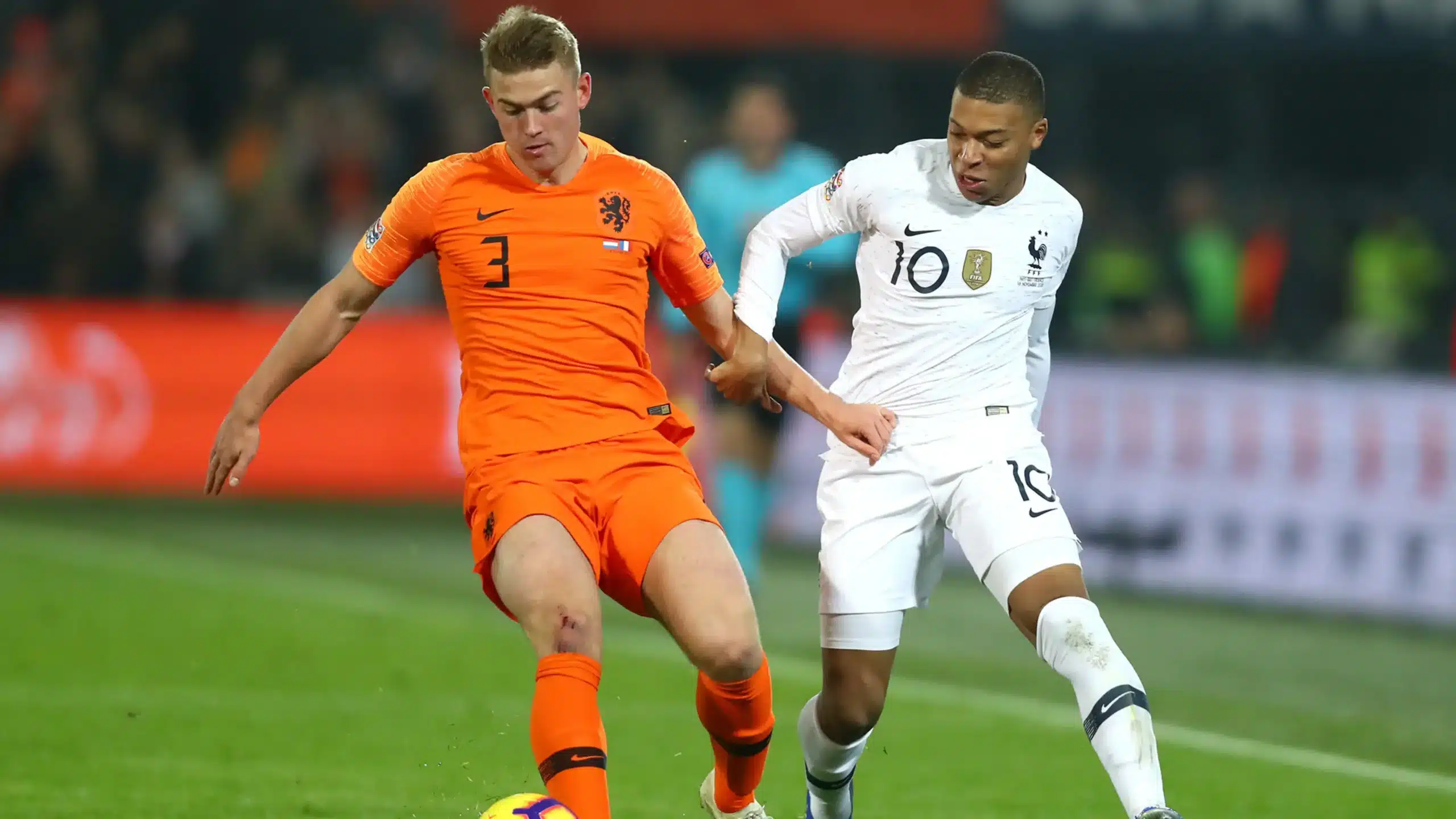 De Ligt y Mbappé peleando por un balón