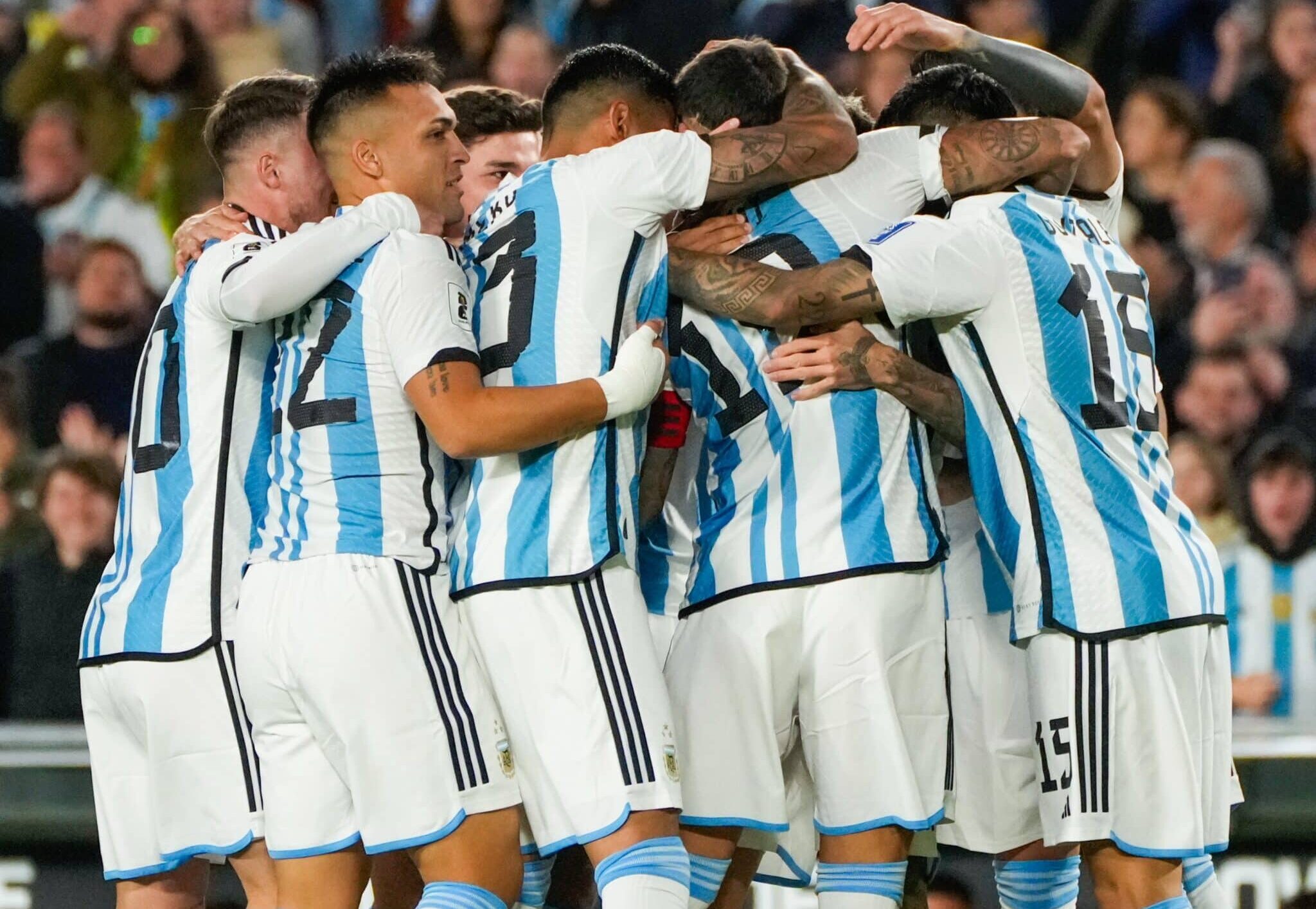 Argetina festejando la anotación de Otamendi