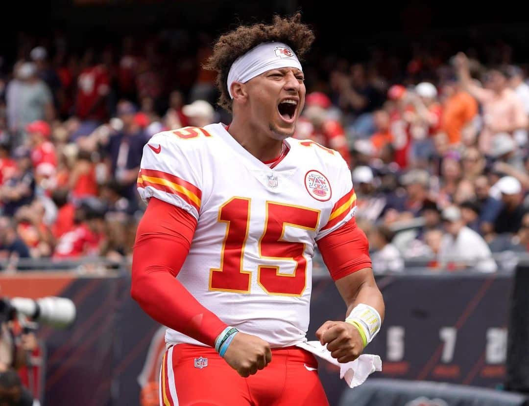 PATRICK MAHOMES, MARISCAL DE CAMPO DE LOS CHIEFS, GRITA PREVIO A UN PARTIDO