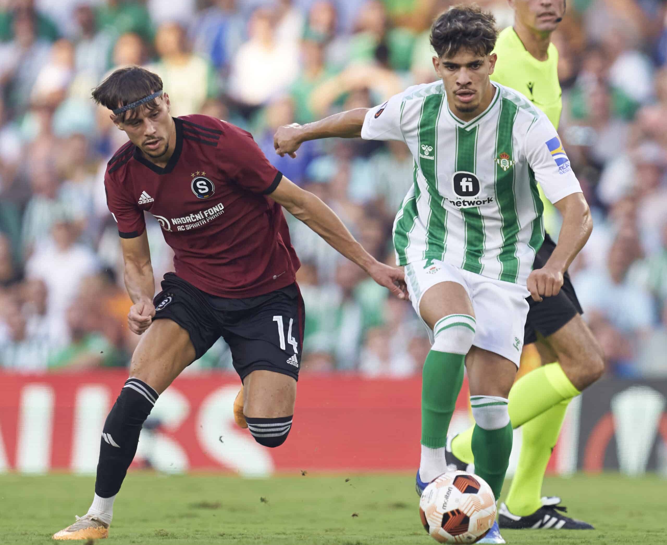 Abde conduciendo la pelota