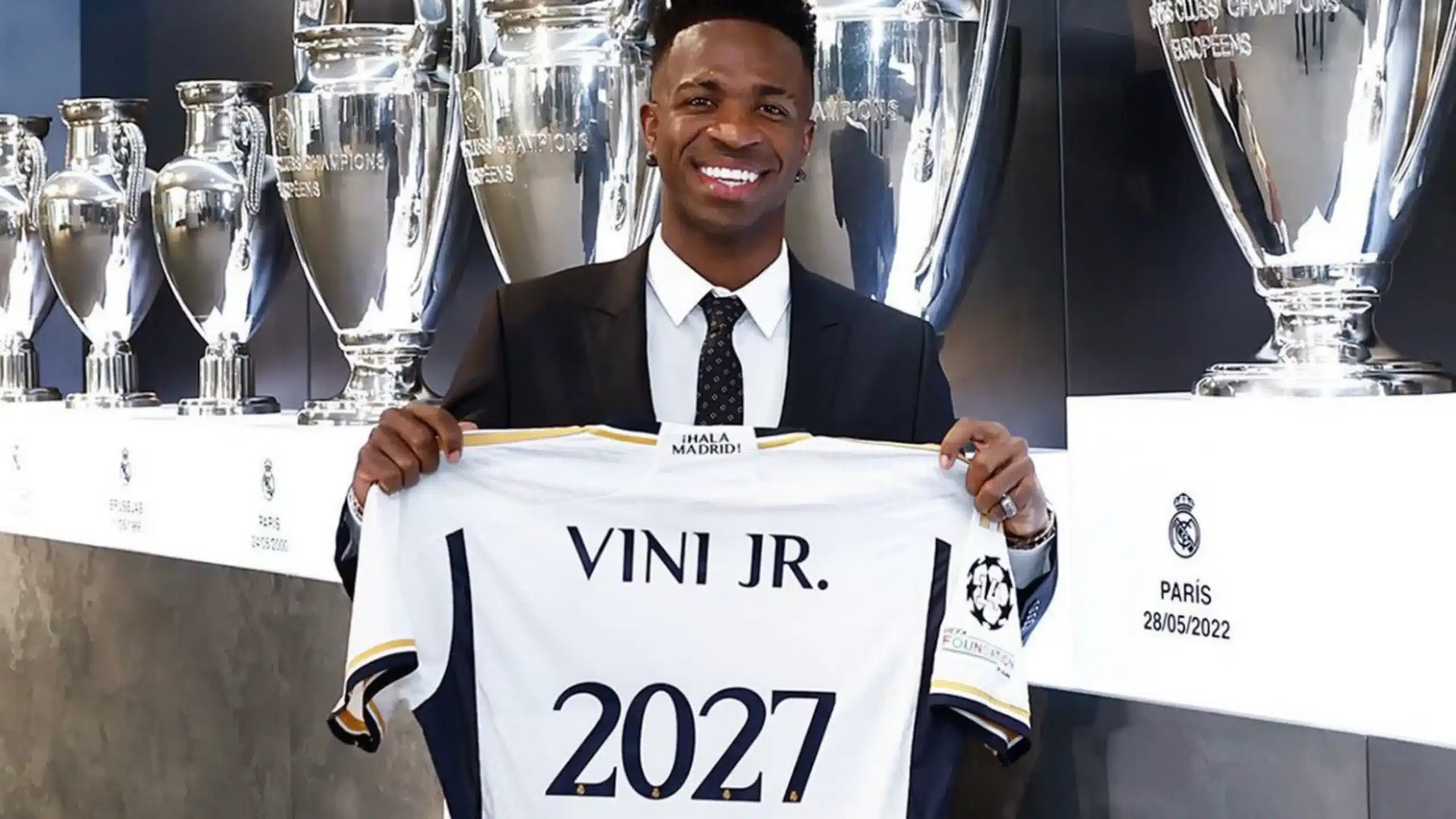 Vini posando con la playera de la renovación hasta 2027