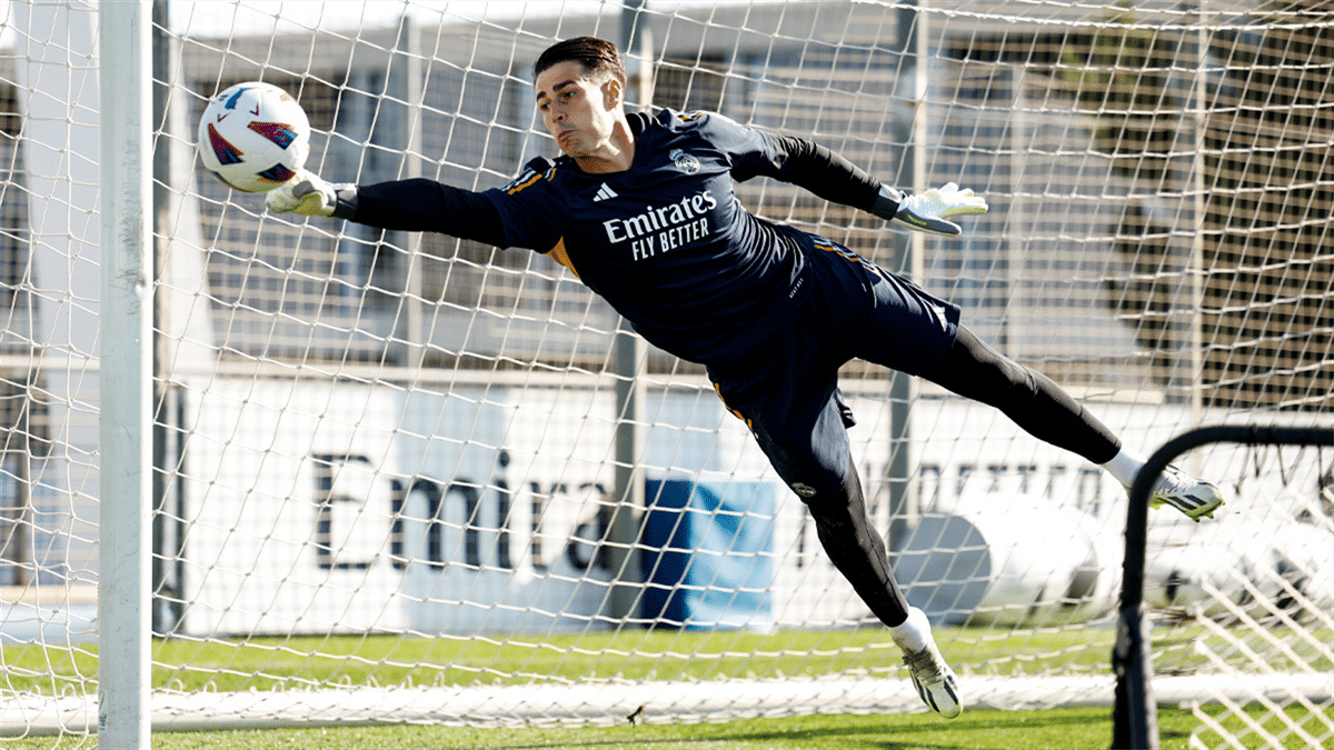 Kepa atajando un disparo