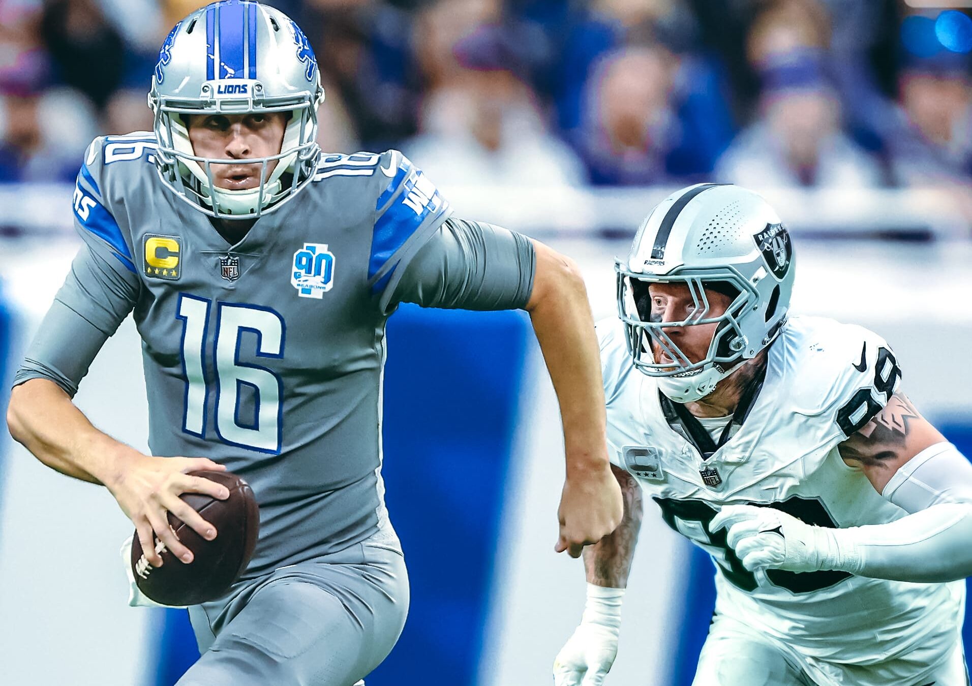 JARED GOFF DE LOS LIONS (IZQUIERDA) ES PERSEGUIDO POR MAXX CROSBY DE LOS RAIDERS