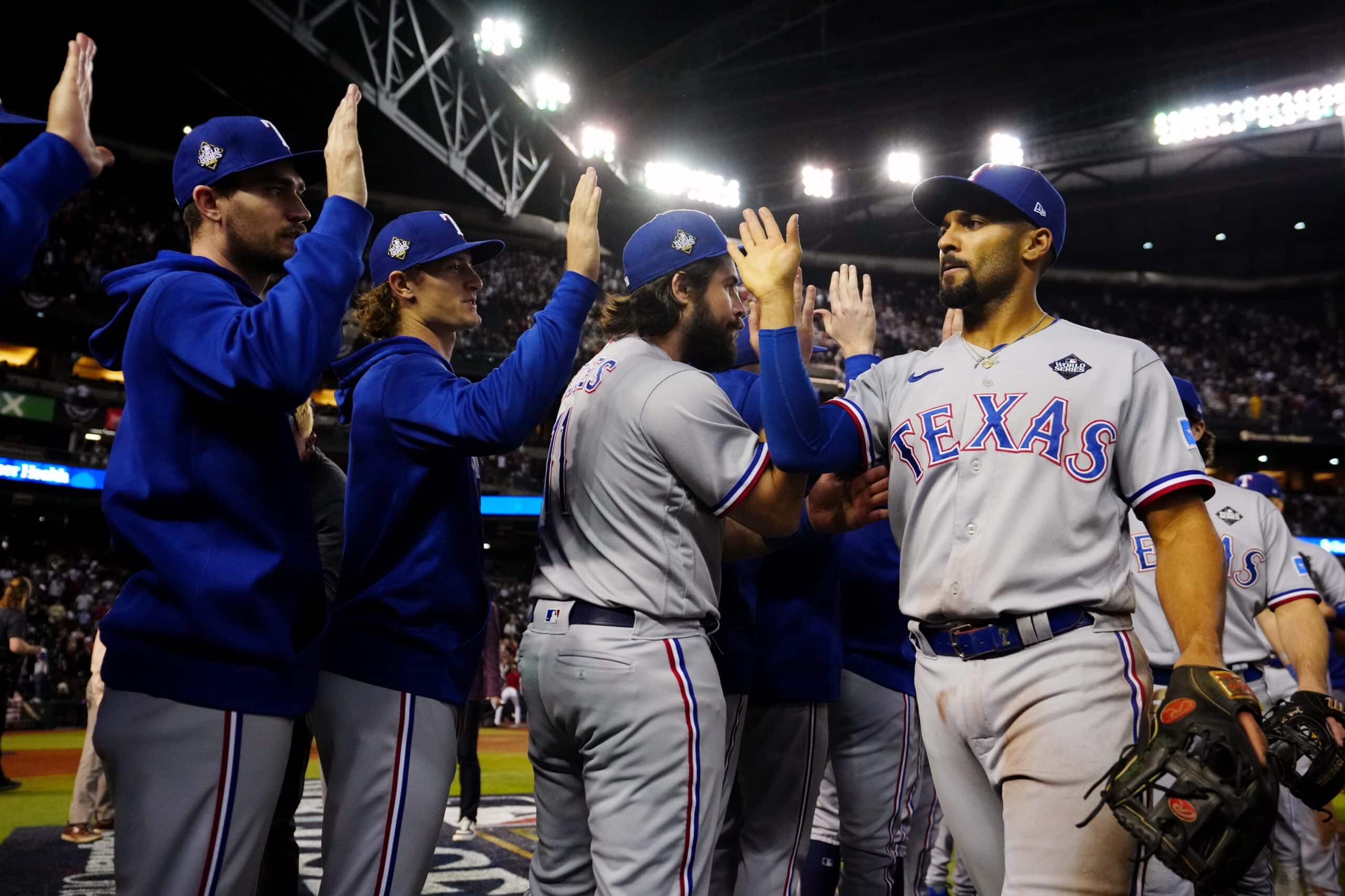 JUGADORES DE LOS RANGERS FESTEJAN EL TRIUNFO ANTE LOS DIAMONDBACKS