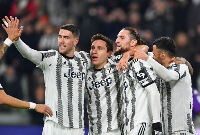Chiesa festejando un gol con sus compañeros