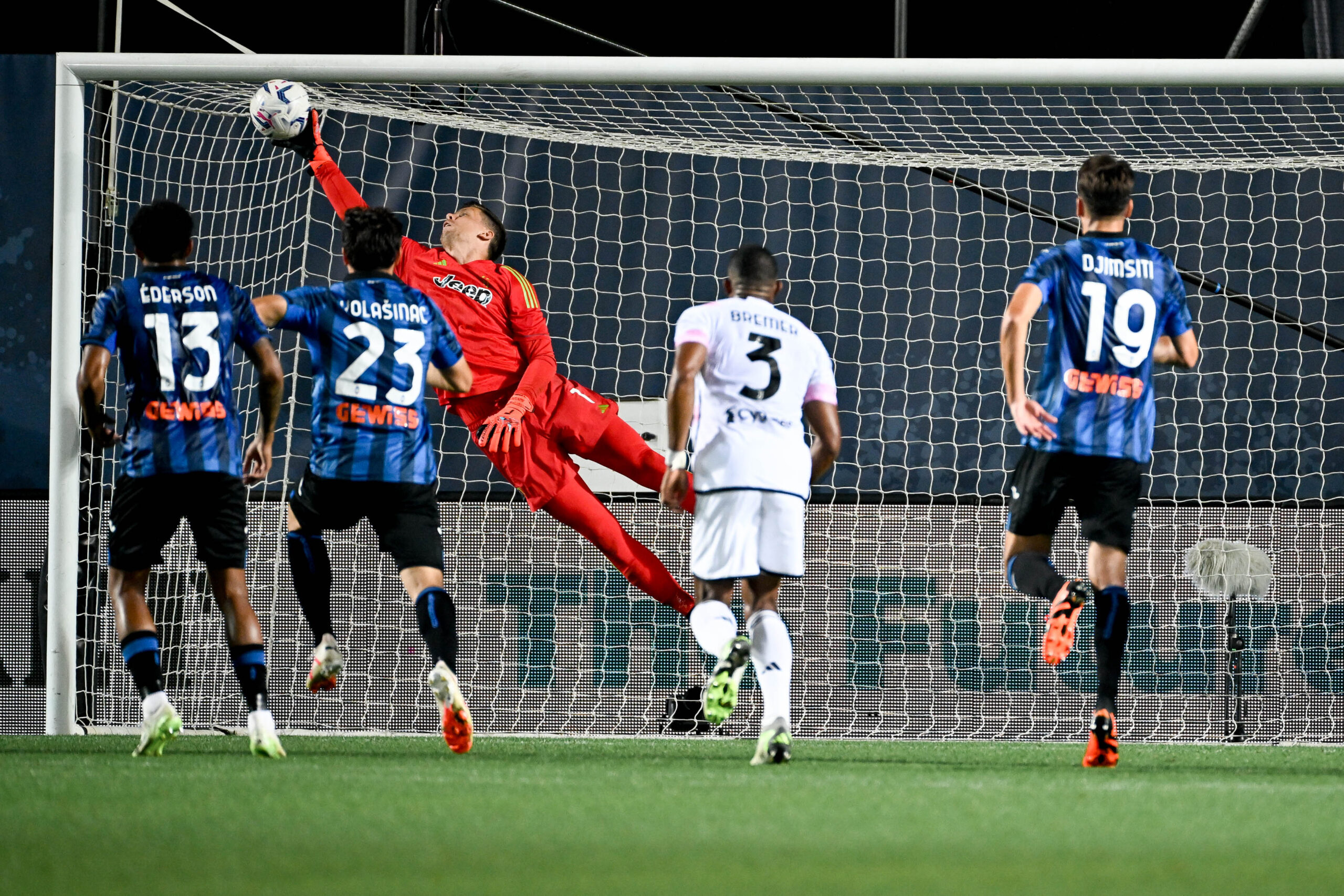 El portero de la Juve volando atajando un disparo