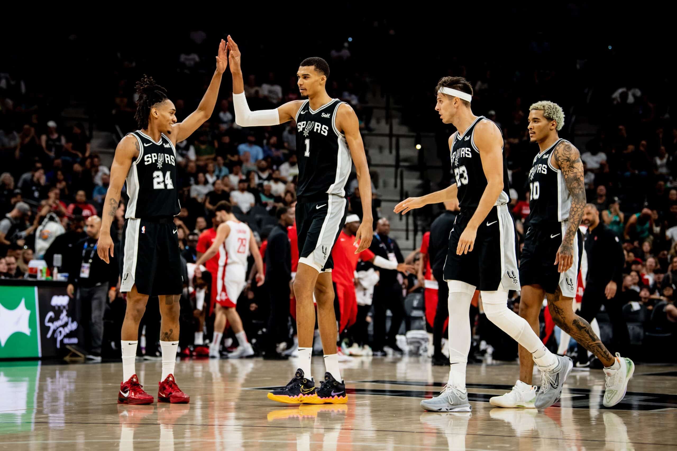 VÍCTOR WEMBANYAMA CELEBRA CON SUS COMPAÑEROS DE LOS SPURS EL TRIUNFO ANTE ROCKETS