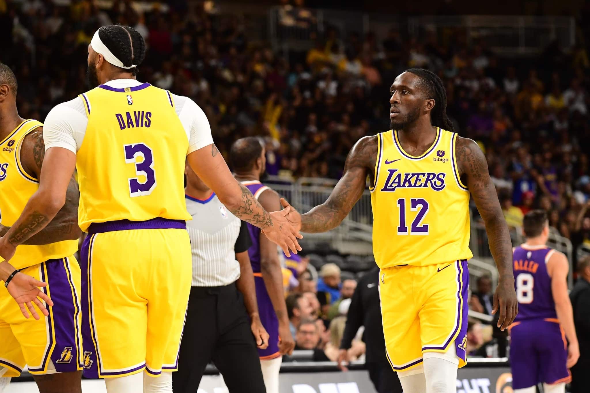 ANTHONY DAVIS Y TAUREAN PRINCE DURANTE UN JUEGO DE LOS LAKERS