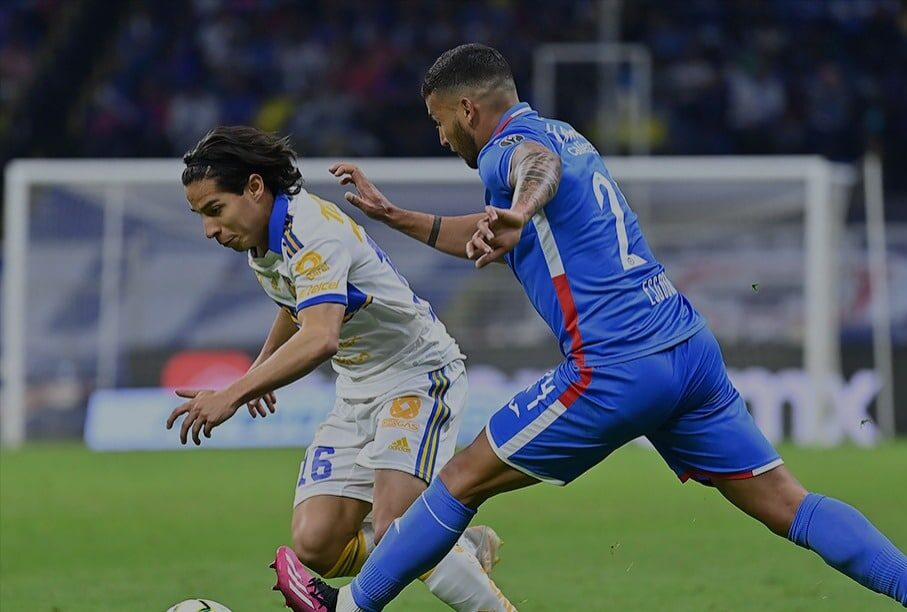 DIEGO LAINEZ DE TIGRES ES PERSEGUIDO POR UN DEFENSOR DEL CRUZ AZUL EN UN PARTIDO DEL PASADO