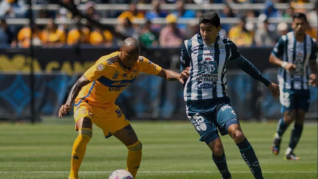 TIGRES Y PACHUCA EN UN JUEGO DEL TORNEO PASADO