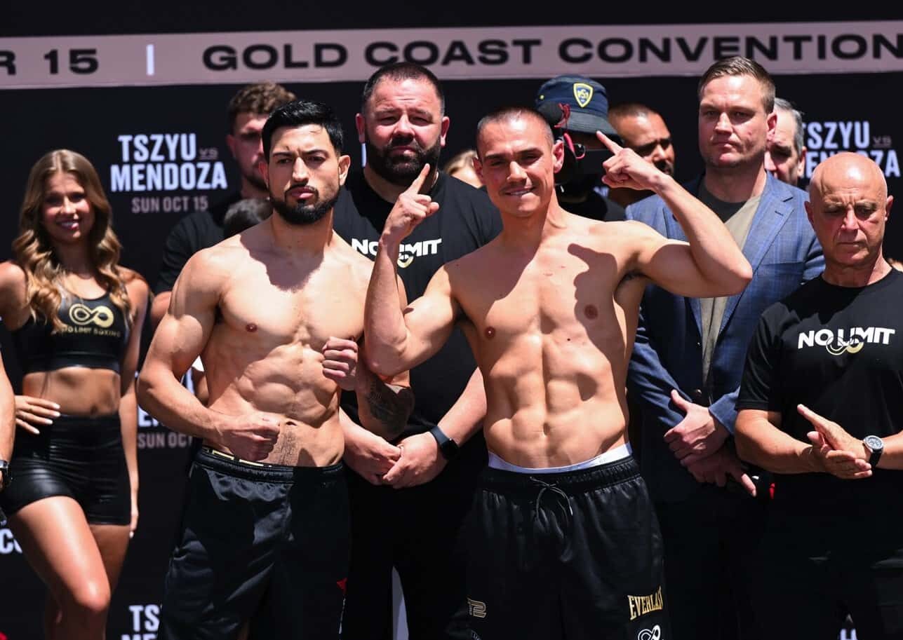 BRIAN MENDOZA (IZQUIERDA) Y TIM TSZYU, POSAN PARA LA FOTO LUEGO DE LA CEREMONIA DE PESAJE