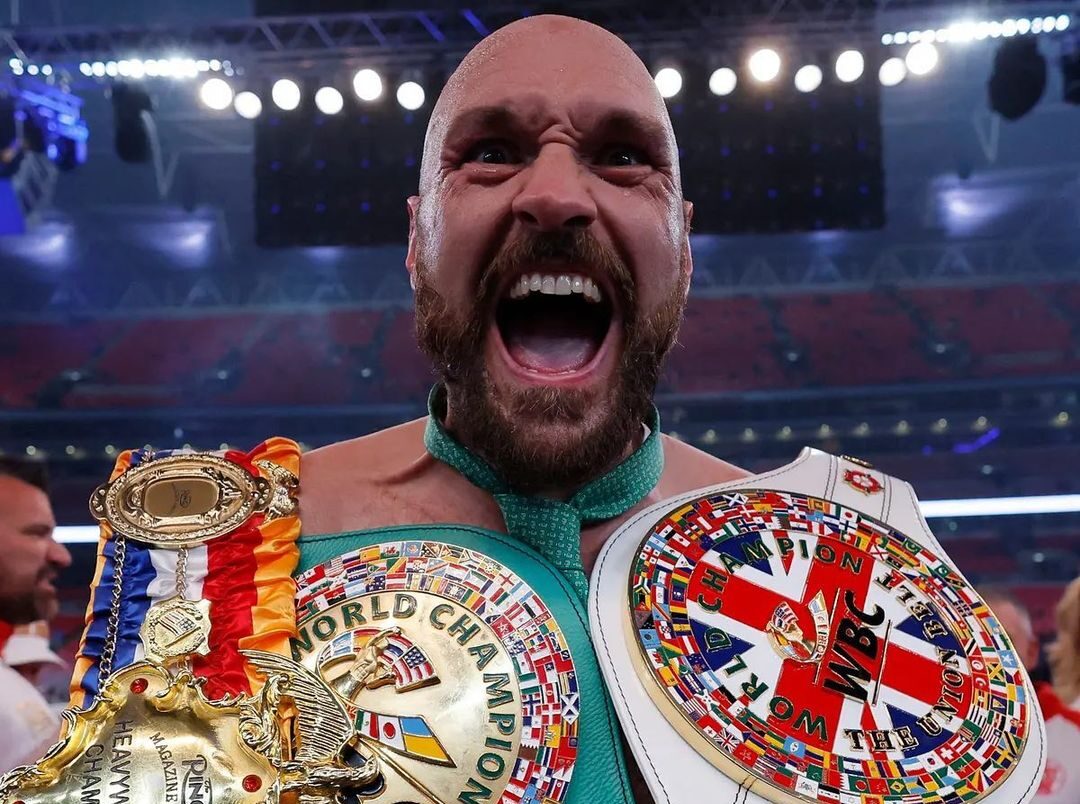 TYSON FURY CELEBRA TRAS UNA PELEA CON SUS CINTURONES