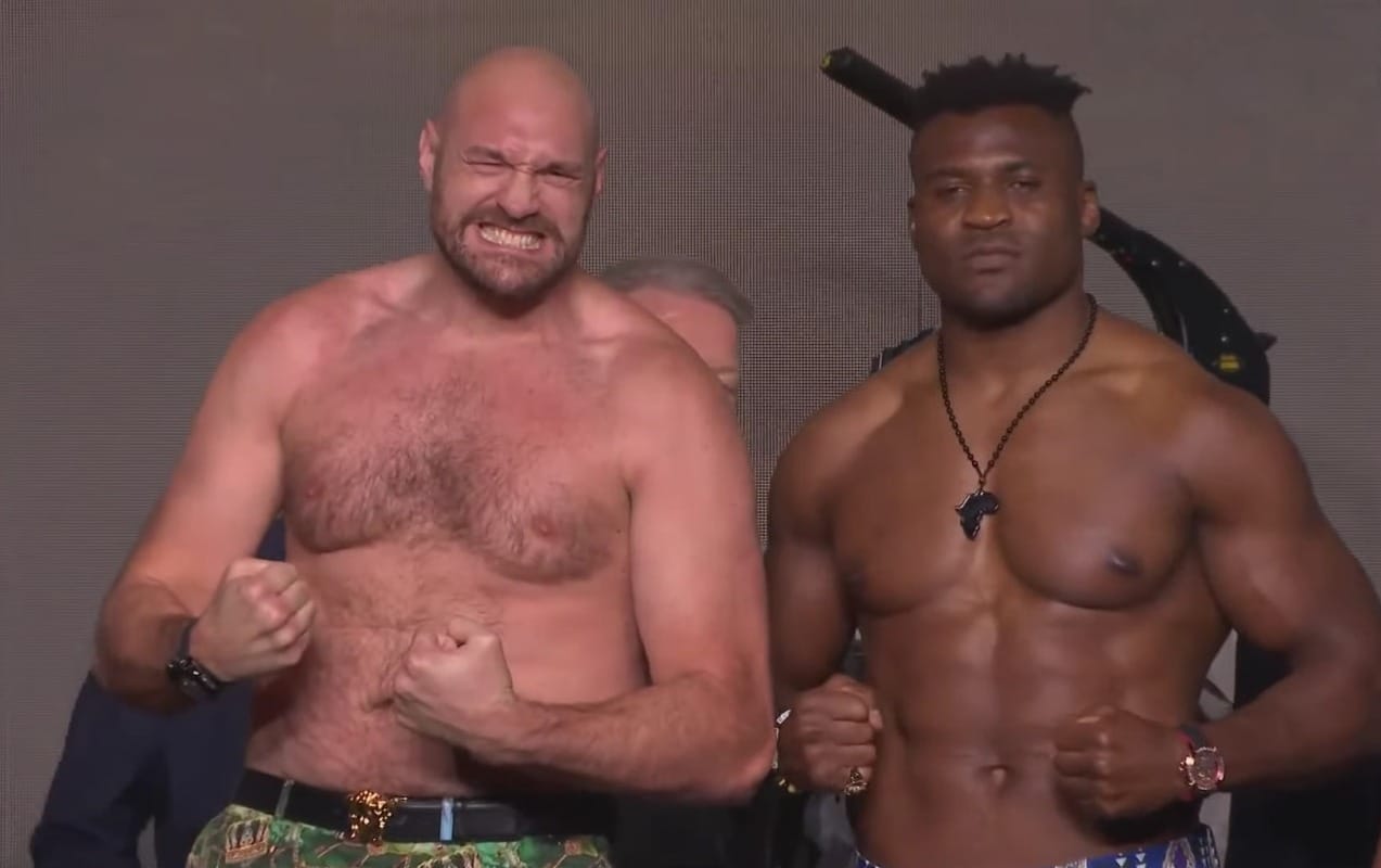 TYSON FURY (IZQUIERDA) Y FRANCIS NGANNOU (DERECHA), EN LA CONFERENCIA DE PRENSA PREVIO AL PESAJE PARA SU PELEA DE BOX