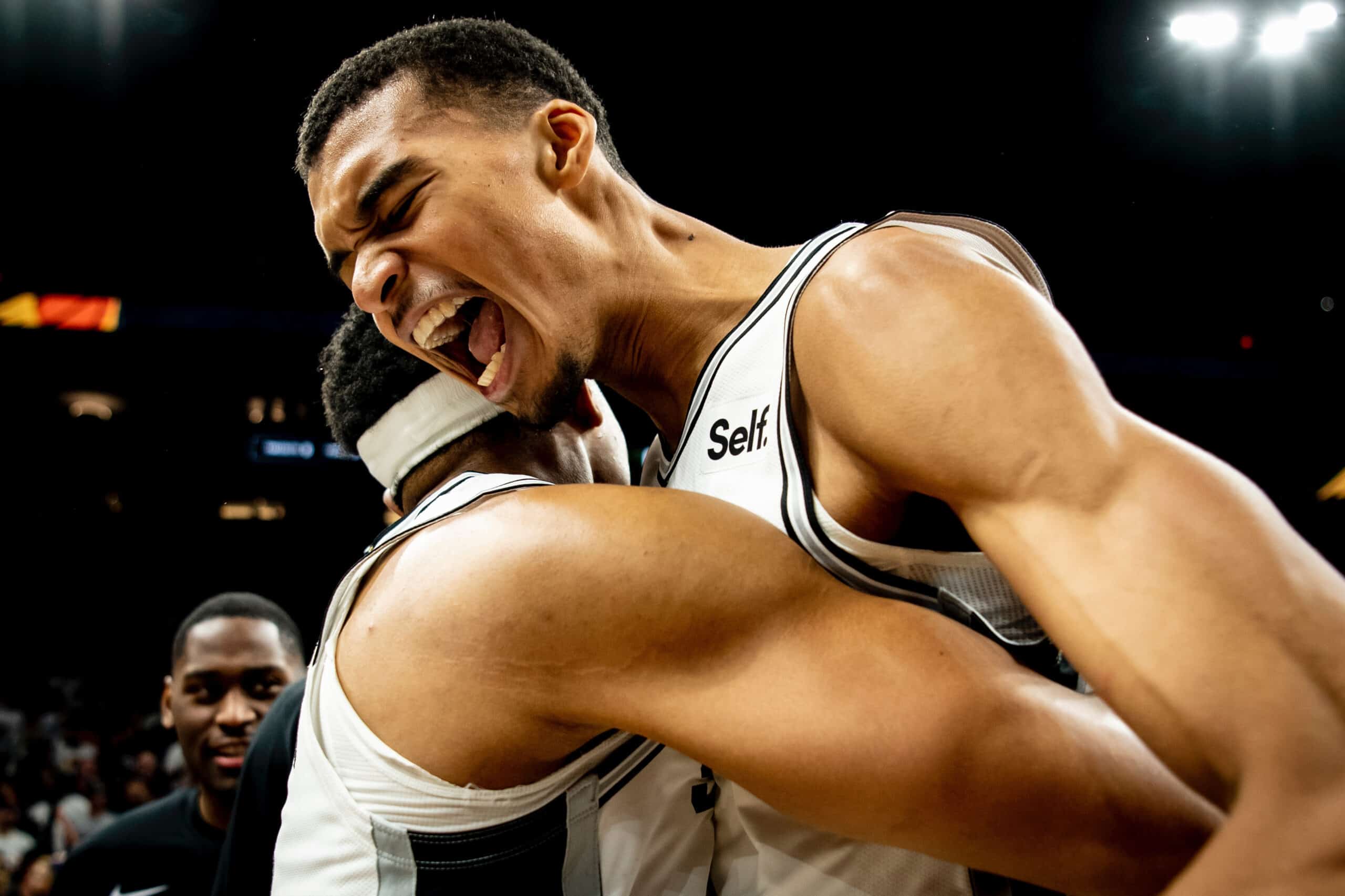 VÍCTOR WEMBANYAMA CELEBRA LA VICTORIA DE LOS SPURS ANTE LOS SUNS
