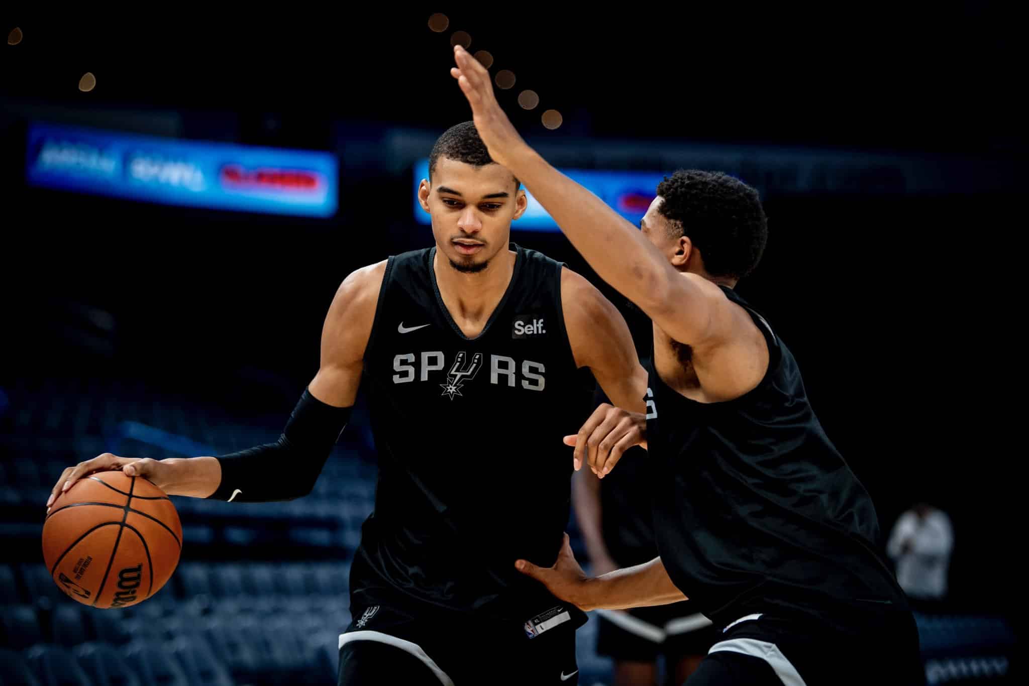 VÍCTOR WEMBANYAMA EN CALENTAMIENTO CON LOS SPURS