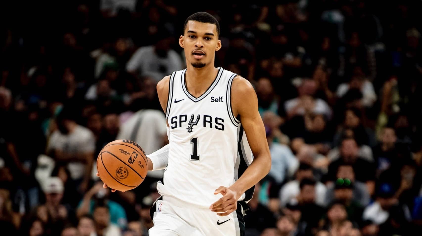 VÍCTOR WEMBANYAMA EN SU DEBUT EN LA NBA CON LOS SPURS