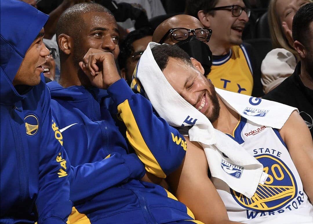 CHRIS PAUL Y STEPHEN CURRY CELEBRAN EN LA BANCA ANTE LOS LAKERS