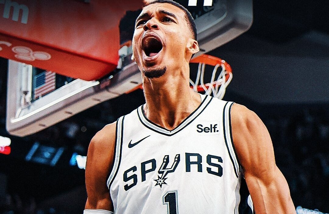 VÍCTOR WEMBANYAMA CELEBRA EN UN PARTIDO CON LOS SPURS