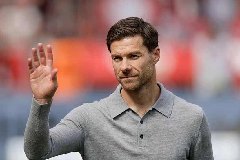 XABI ALONSO SALUDA DURANTE UN PARTIDO