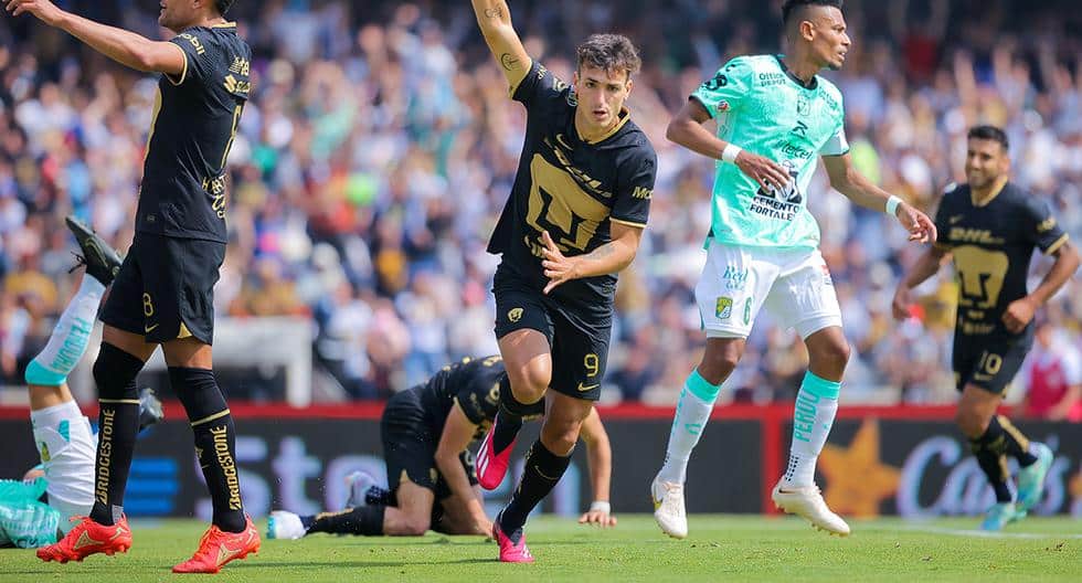 JUGADOR DE PUMAS FESTEJO EL GOL ANTE LOS JUGADORES DE LÉON