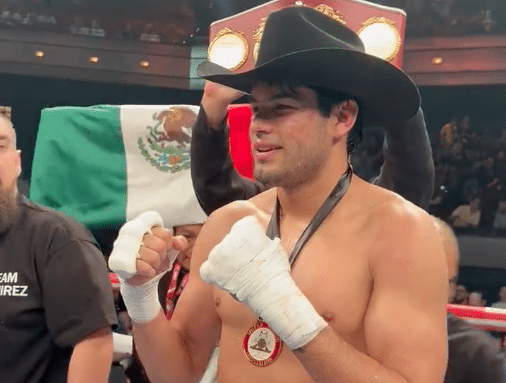 ZURDO RAMÍREZ FESTEJA LA VICTORIA ANTE JOE SMITH JR