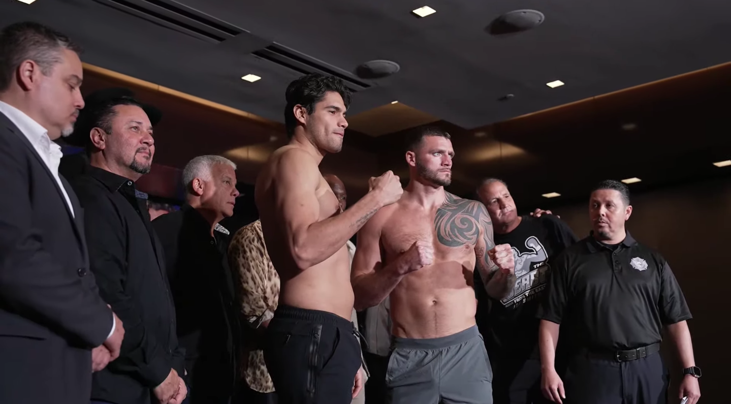 ZURDO RAMÍREZ Y JOE SMITH JR DURANTE LA CEREMONIA DE PESAJE