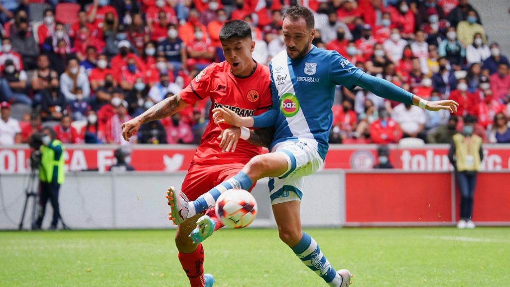 JUGADOR DEL TOLUCA Y PUEBLA EN LA LUCHA POR EL BALÓN