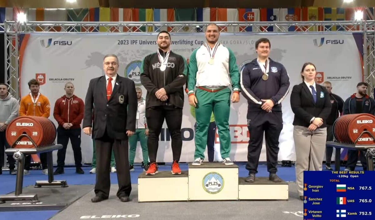 JOSÉ SÁNCHEZ BÁEZ EN EL PODIO TRAS RECIBIR SU MEDALLA DE PLATA