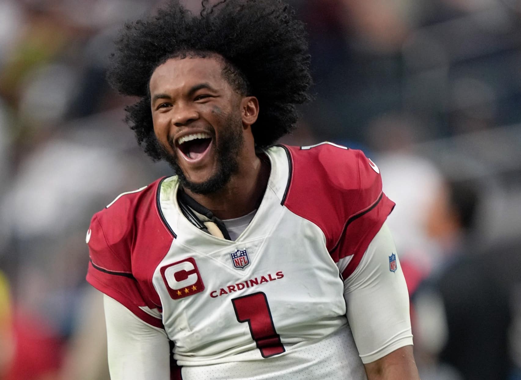 KYLER MURRAY CELEBRA DURANTE UN TRIUNFO CON LOS CARDINALS
