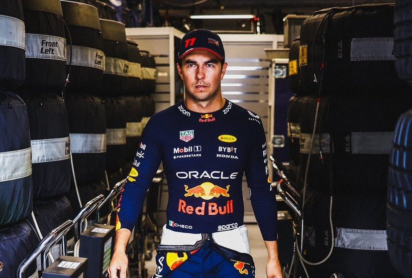 SERGIO PÉREZ CAMINA HACIA VESTIDORES LUEGO DE UNA CARRERA EN LA FÓRMULA 1