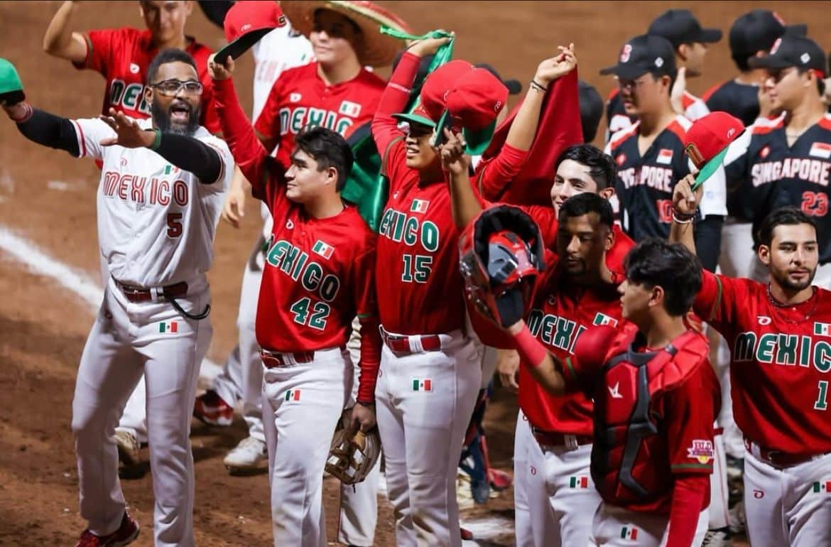 JUGADORES DE LA SELECCIÓN MEXICANA CELBRAN EL TRIUNFO EN EL MUNDIAL DE SOFTBOL U18