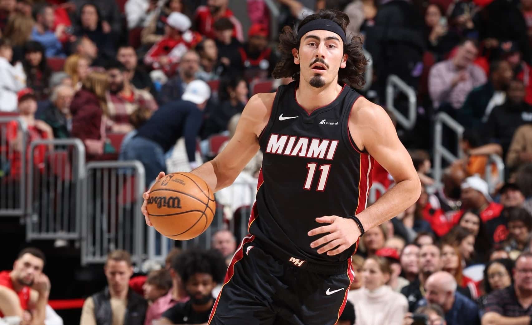 JAIME JÁQUEZ JR, JUGADOR MEXICANO DEL MIAMI HEAT, MANEJA LA PELOTA