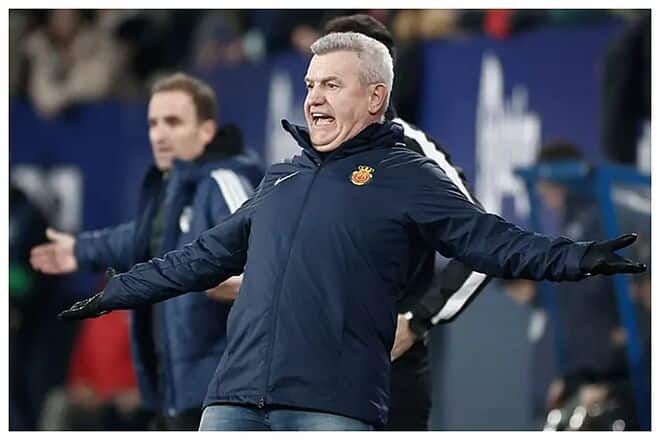 JAVIER AGUIRRE RECLAMANDO AL ARBITRO
