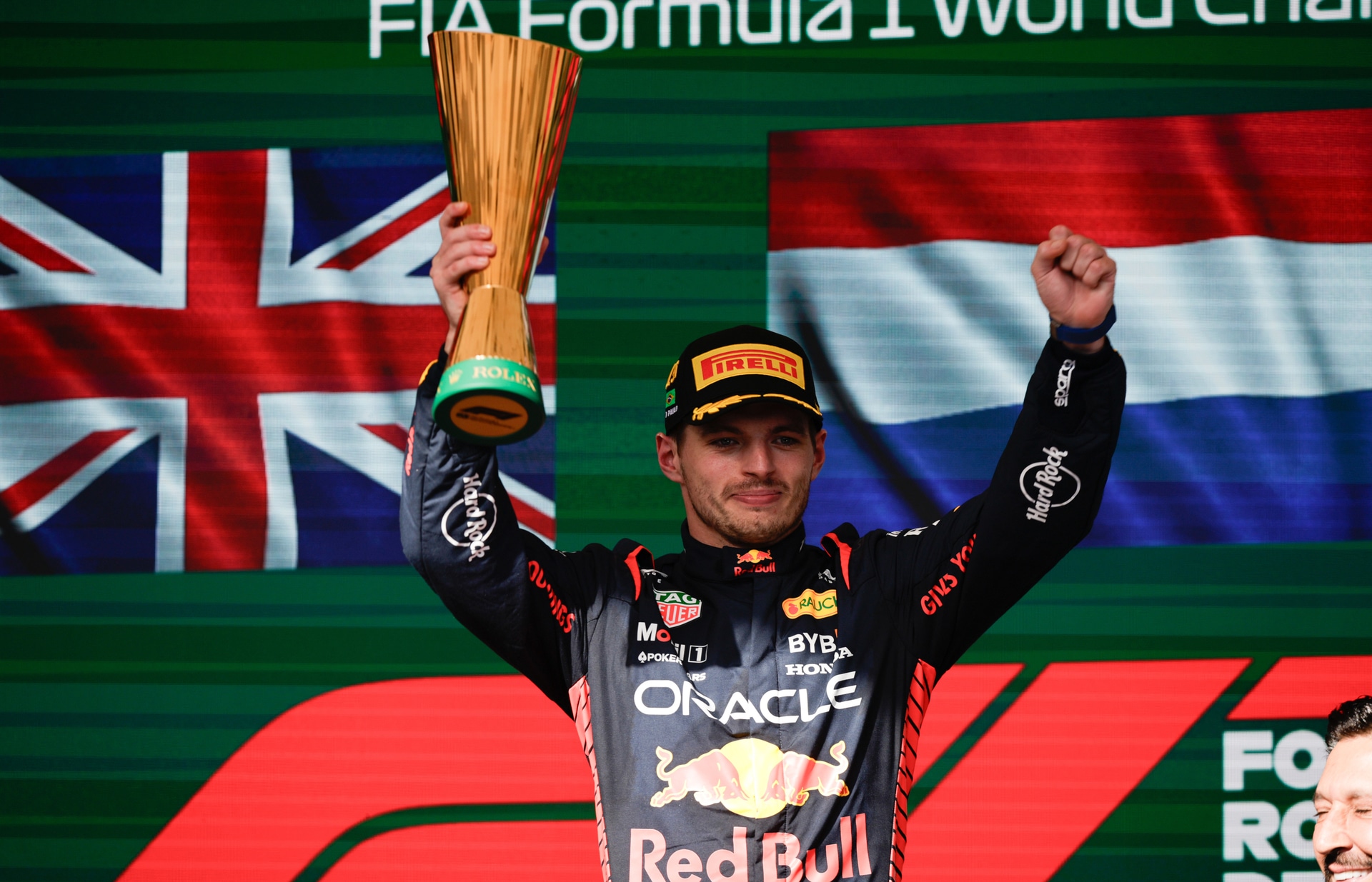 VERSTAPPEN LEVANTA LA COPA, TRAS GANAR EN BRASIL